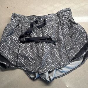 Lululemon Hotty Hot Size 4 4”